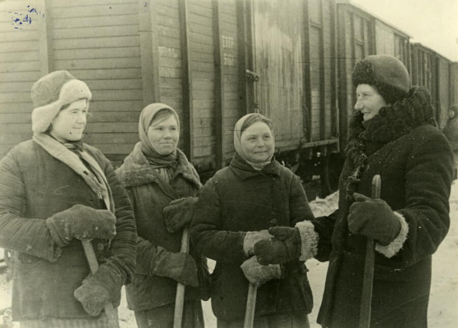 Бригада путевых рабочих Московской окружной железной дороги. 1943