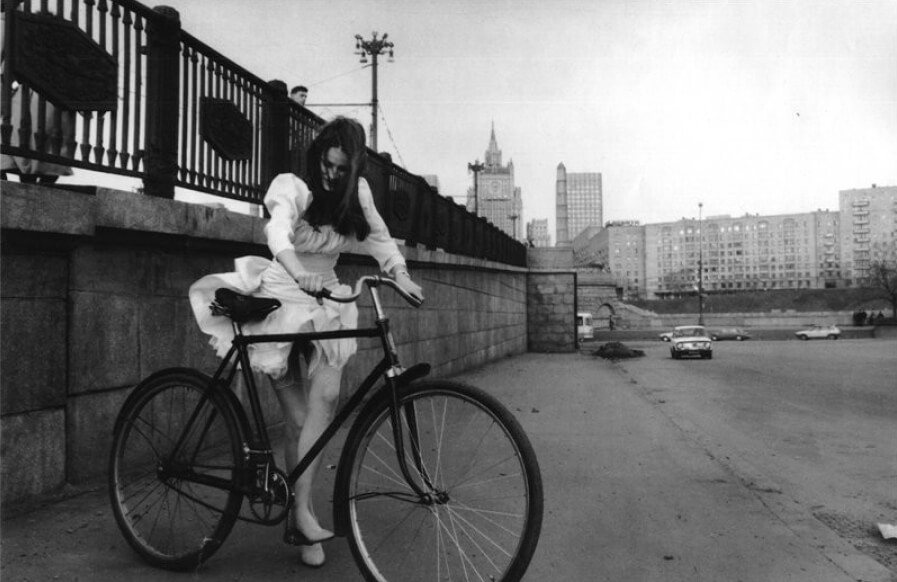 Девушка, велосипед и ветер у Бородинского моста