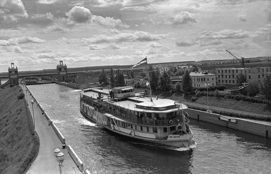 Пассажирский теплоход «Лев Толстой» проходит через шлюз № 8 канала им. Москвы. Фото: В. Савостьянова, М. Редькина. 2 июля 1957 года. Главархив Москвы
